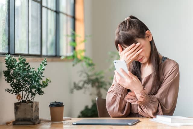 顔を覆う女性